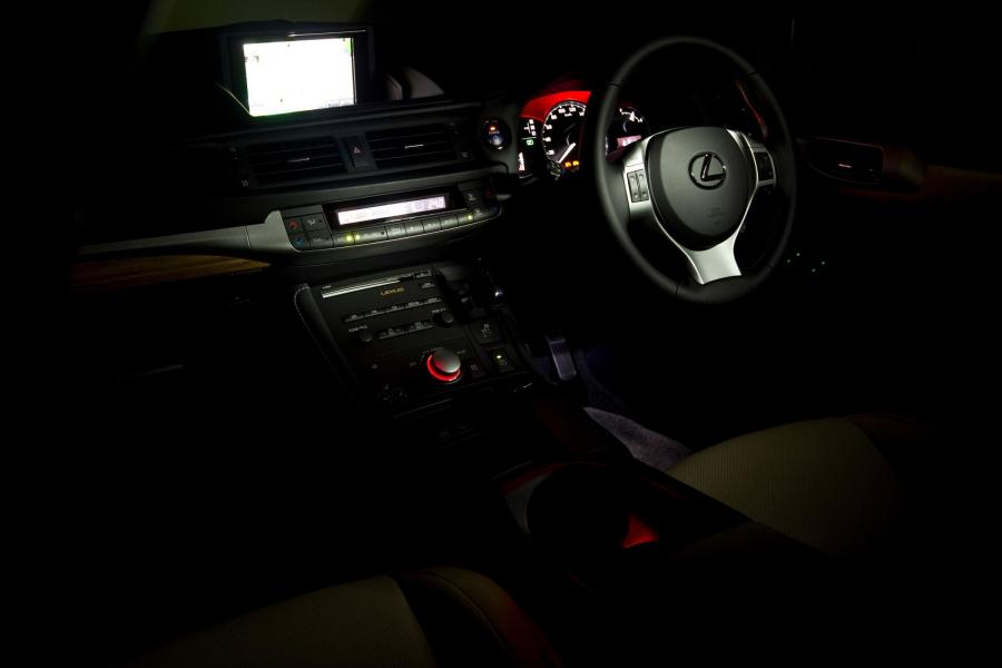  Lexus CT200h F-Sport 2011 года  (EU) (фото 5 из 16)